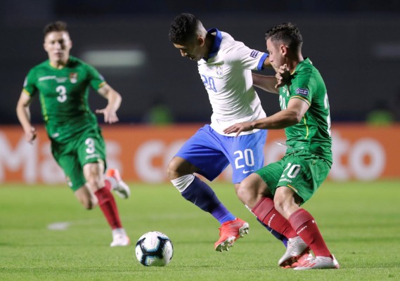 Brasil se impone 3-0 a Bolivia.