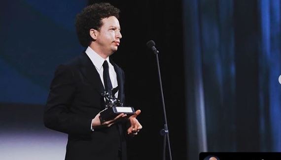 Michel Franco celebra ganar el León de Plata en el Festival de Cine de Venecia. Foto: Tomada de Instagram.