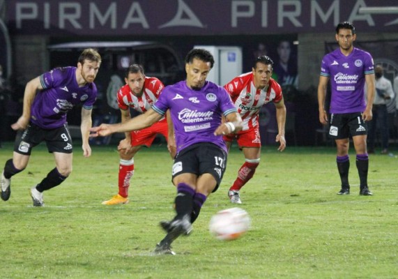 Sanvezzo marca el penalti del triunfo.