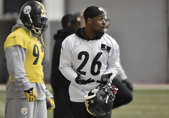 James Harrison y Le’Veon Bell en el entrenamiento de Steelers.