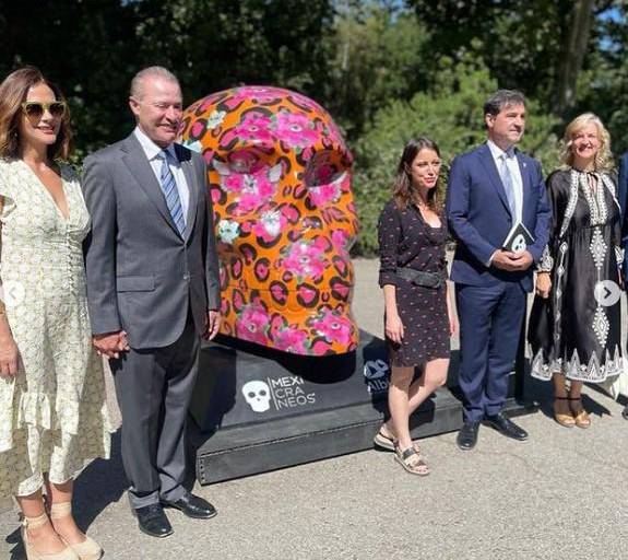 Inaugura Quirino y su esposa la exposición Mexicráneos en España