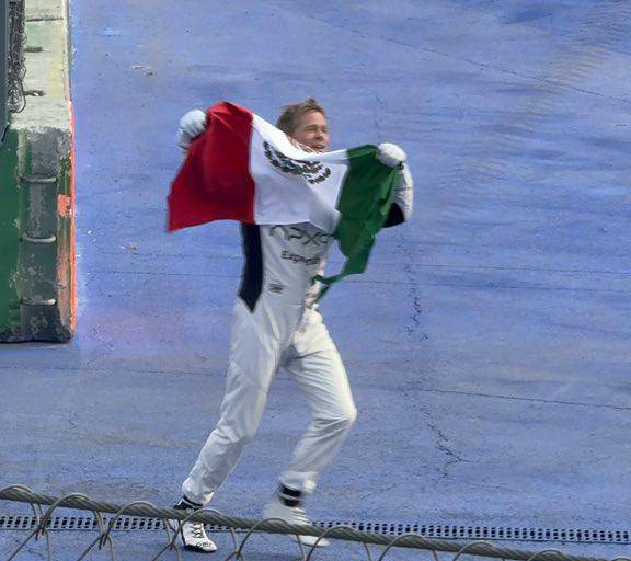Brad Pitt sorprende en el Gran Premio de México