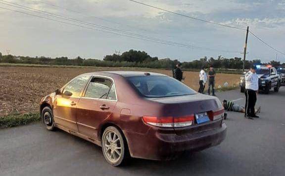El auto terminó atropellando al hombre de 60 años, luego de que éste invadiera carril.