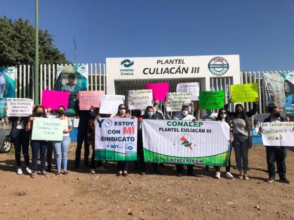 Trabajadores sindicalizados de Conalep se han manifestado para exigir mejores condiciones laborales.