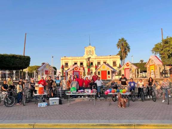 Los participantes en la rodada donaron juguetes para niños de bajos recursos de la ciudad.