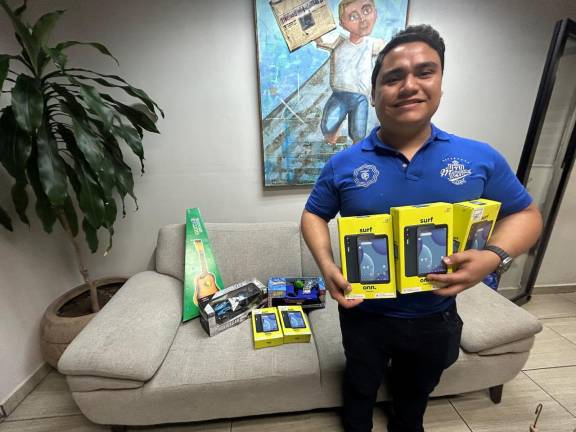Ángel Solorza, en representación de Refrescos El Manantial, apoya a la campaña Sé un Rey Mago de Noroeste, con la entrega de una guitarra, tablets, trompo y un carro de policía.