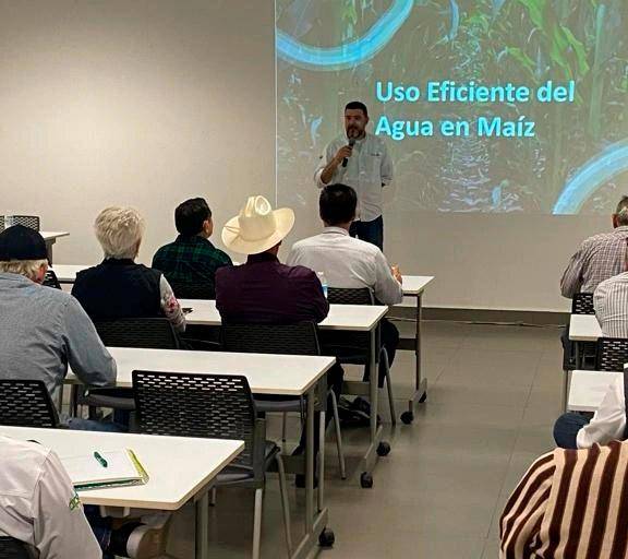 Analizan en conferencias el uso eficiente del riego en el cultivo del maíz