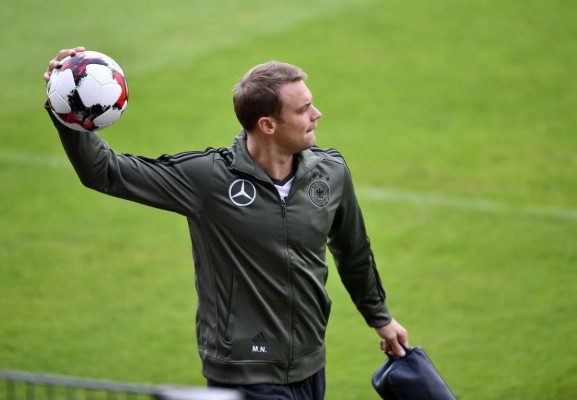 El portero teutón es el idóneo para tomar la estafeta, destaca el técnico de Alemania.