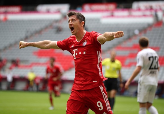 Robert Lewandowski celebra uno de sus goles.