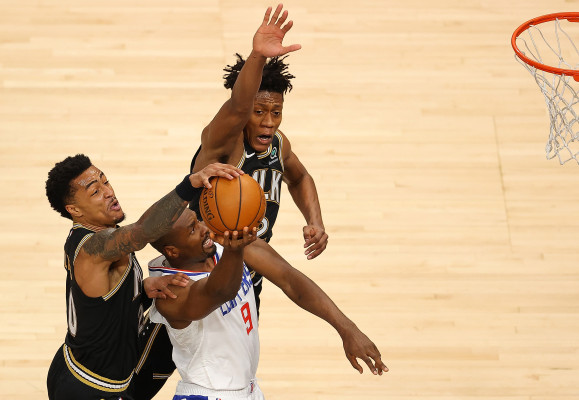 Brilla Young y Hawks frenan a enrachados Clippers