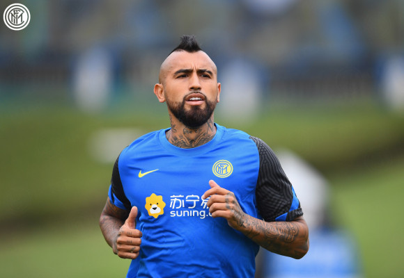El centrocampista chileno Arturo Vidal ya entrena con el Inter. (Twitter @Inter_es)