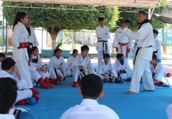 El entrenador del Centro de Alto Rendimiento del Isde realiza la capacitación.