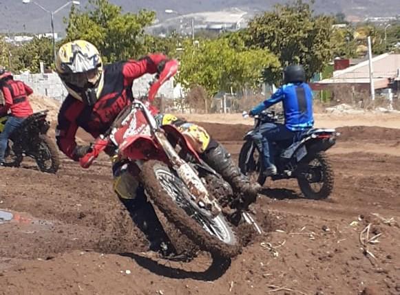 Exhiben motociclistas una gran pericia en la pista