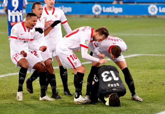 Yassine Bono es felicitado por sus compañeros.