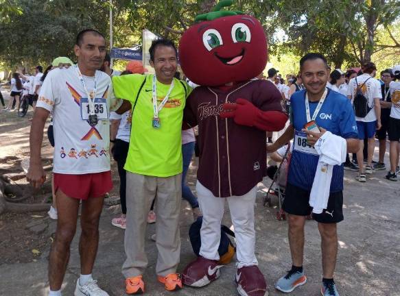 La mascota de Tomateros de Culiacán hizo acto de presencia en la Carrera GANAC.