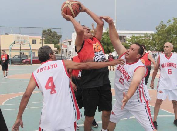 Las acciones del Maxibásquet fueron muy intensas en la cancha del Infonavit Playas.