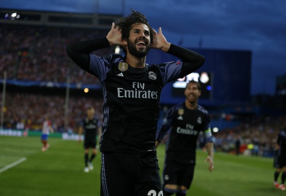 Isco celebra la anotación que devolvió la calma a los merengues.