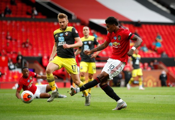 Manchester United no pudo retener la ventaja en los minutos finales ante el Southampton. (Twitter @premierleague)