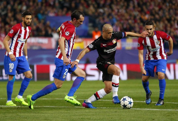 Javier Hernández intenta pasar entre tres marcadores.