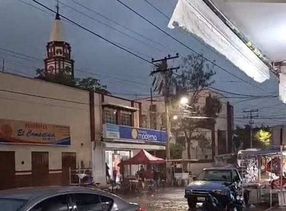 Habitantes de Villa Unión enfrentaron cortes eléctricos durante las fuertes lluvias del jueves por la noche.
