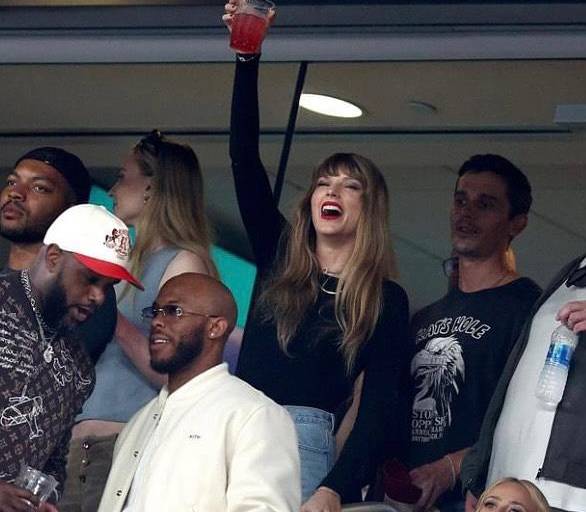 Taylor Swift anima a Travis Kelce en un partido de la NFL