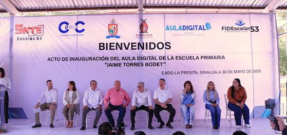 $!Integrantes de la mesa del presídium en el acto inaugural del Aula Digital.