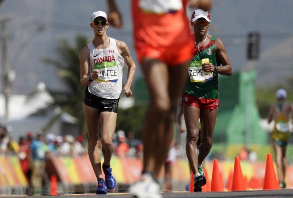 El mexicano Omar Zepeda (der.) termina en el sitio 16.