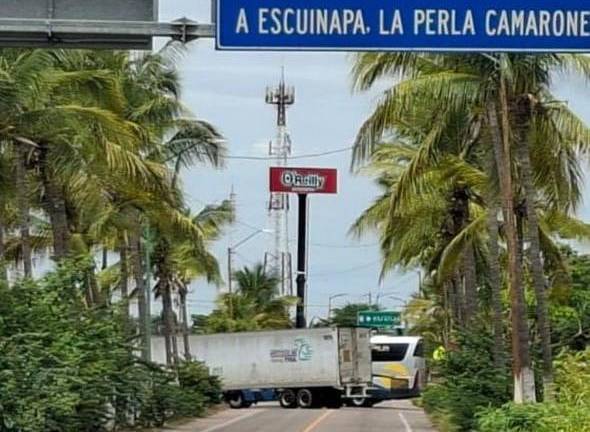 Tráileres incendiados bloquean los accesos a Escuinapa y generan temor entre la población.