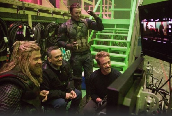 A través de Twitter, los hermanos Russo invitaron a los fans de los superhéroes a ir al cine para ver el material extra.