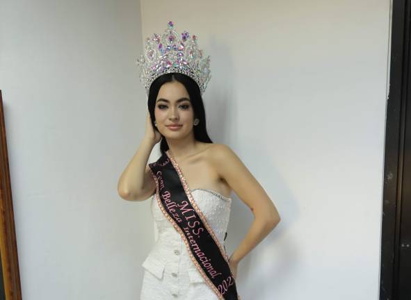 Fernanda Zataráin muestra la corona que obtuvo en el certamen Gran Belleza Internacional 2025, que se celebró en Medellín, Colombia.