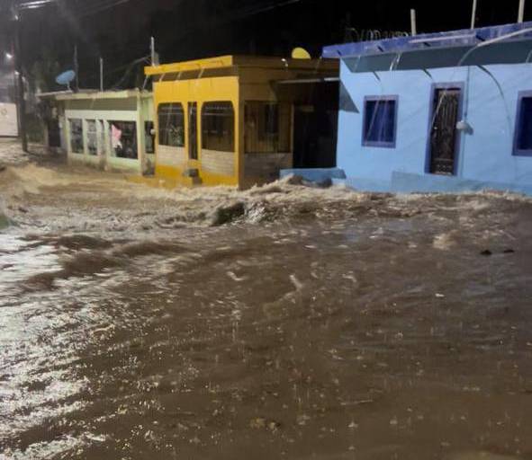 Fuertes lluvias convierten calles en caudalosos arroyos e ingresa a hogares en Rosario