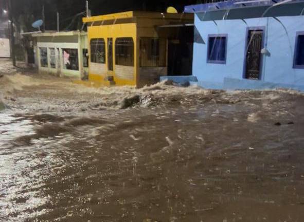 Las calles de Rosario se convirtieron en arroyos tras las fuertes lluvias de la madrugada.