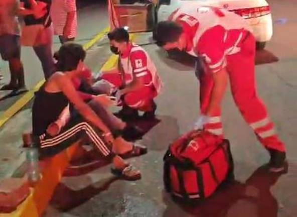 Personal de emergencia atendió a los heridos tras el choque entre una camioneta y un sedán en Elota.