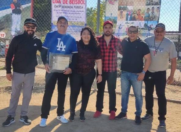 El homenajeado Fausto Sánchez Pacheco muestra su reconocimiento.