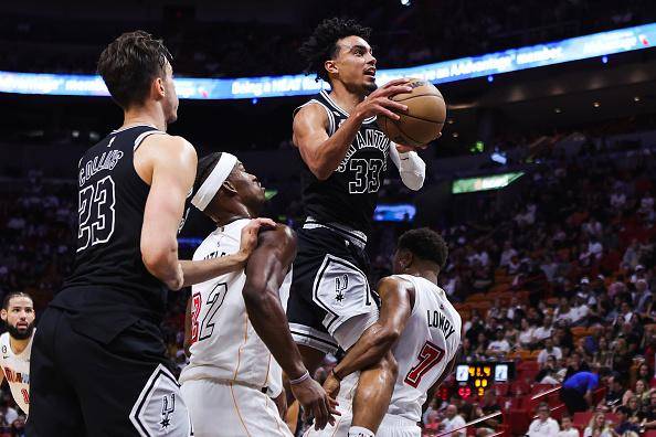 San Antonio Spurs saca valioso triunfo.