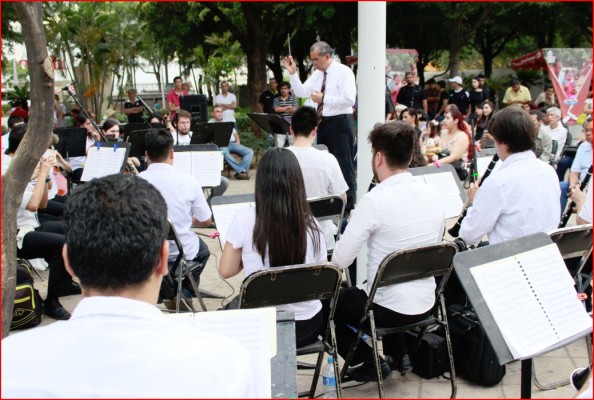 La Banda Sinfónica Juvenil durante su presentación en la plazuela.