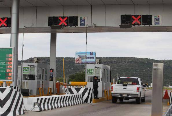 Tractocamión vuelca e incendia en la Durango-Mazatlán; cierran la autopista en ambos sentidos