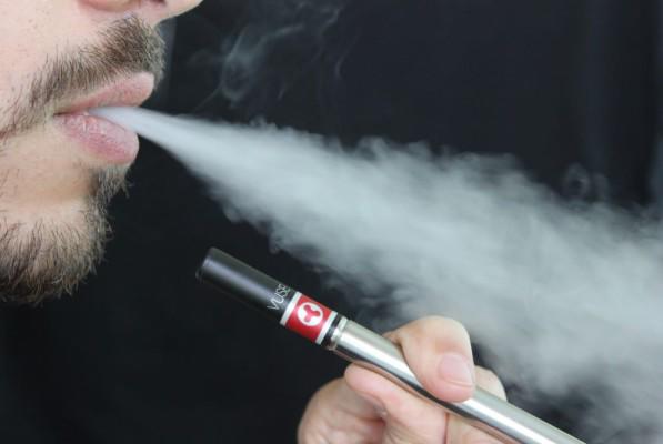 Una de las razones por las que los jóvenes consumen los vapeadores es por rebeldía o por sentido de pertenencia, advierte la Fundación Sociedad Educadora.