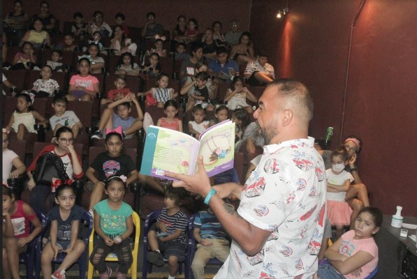 A través de 36 páginas y 27 ilustraciones hechas con plastilina, “Evasaurio” no solo cuenta la historia de una niña que nació con una cola de dinosaurio, sino que enseña valores como la tolerancia y el respeto.
