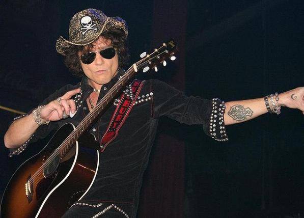 A través de sus redes, Enrique Bunbury presenta la portada de su libro de poemas “Exilio Topanga”.