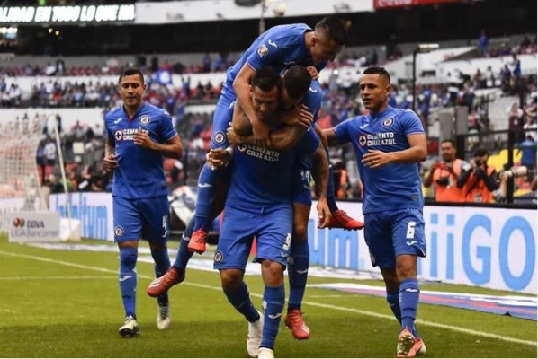 Cruz Azul logra peleado triunfo sobre Pumas en el Azteca