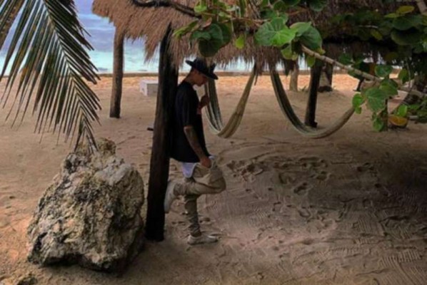 Justin Bieber pasea por la Riviera Maya con un grupo de amigos.