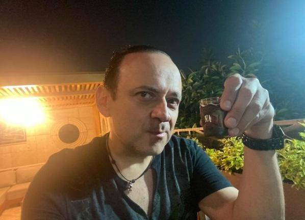 Lalo España recibe criticas por haber recibido la vacuna contra Covid-19, sin tener la edad requerida.