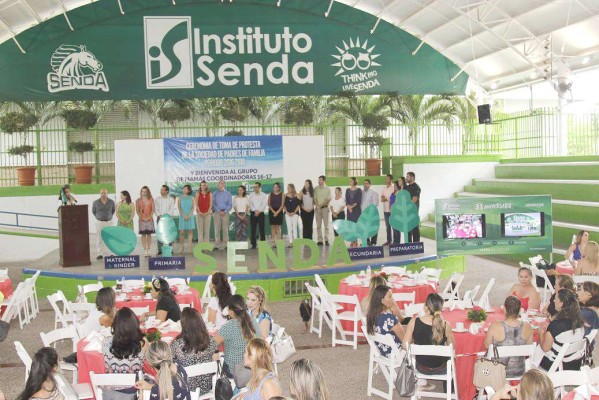 Miembros de la sociedad de padres de familia del periodo 2016-2018 asumieron el compromiso.