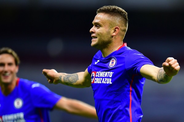 Cruz Azul logra victoria de último minuto ante Pachuca