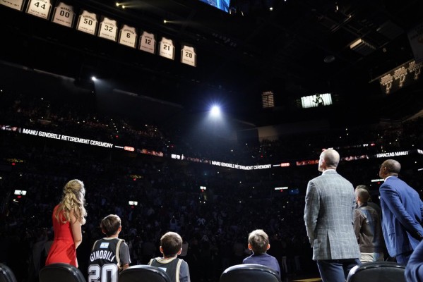 La casaca de Manu Ginóbili es retirada. (Foto: @Spurs)