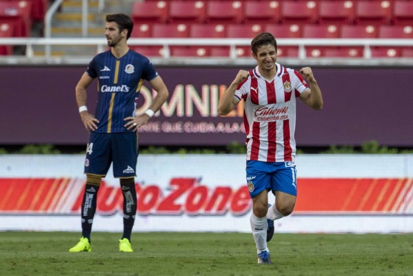 Isaac Brizuela abre el marcador por Chivas.
