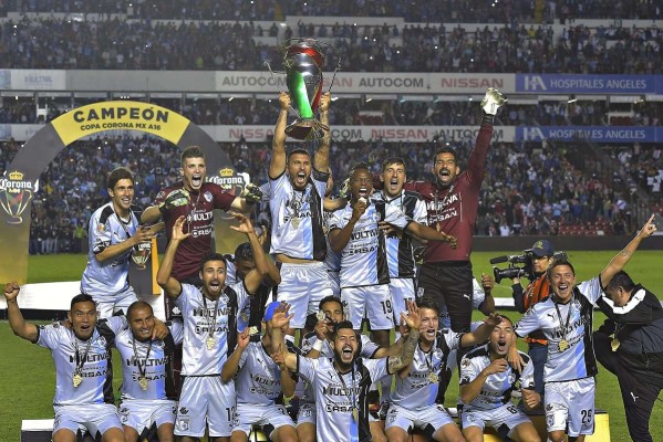 Los Gallos Blancos celebran su título.