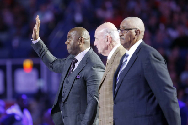 Lakers despiden a Kupchak, otorgan las riendas a Magic
