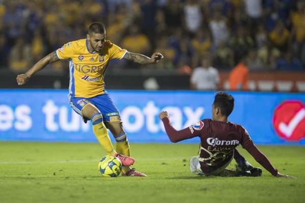 Víctor Ismael Sosa, de Tigres, le hace un quiebre a Edson Álvarez del América.